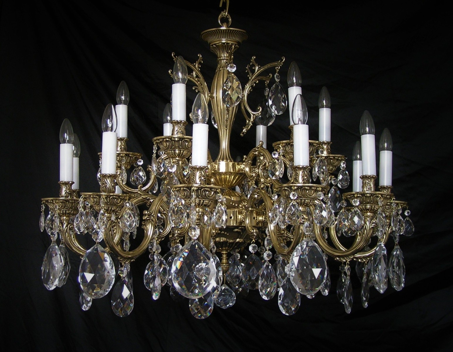 18-arms cast brass chandelier with large crystal almonds