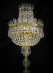 The Strass basket of the castle lamp is decorated with glass palm leaves