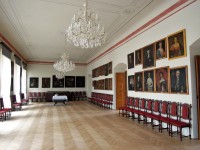 Example of a 25-bulb MT chandelier in a castle interior