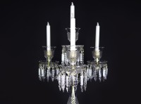 Detail of the top of the candlestick with glass twisted arms and premium prisms.