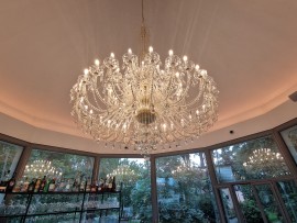 Under the chandelier is a bar with drinks and desserts for customers.