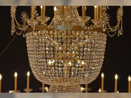 Detail of the upper part of the chandelier. Here, metal tubular arms made of brass are used