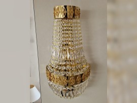 Small wall light made of polished brass decorated with small cast brass decorations