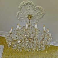 Medium-sized Teresian chandelier in front of gold wallpaper