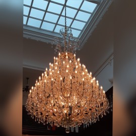 Installation of a large Theresian chandelier with 132 flames in Klinger's villa