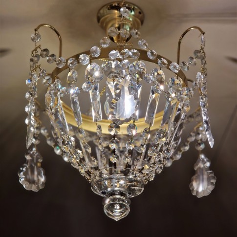 Crystal basket for the low ceiling of the hotel corridor
