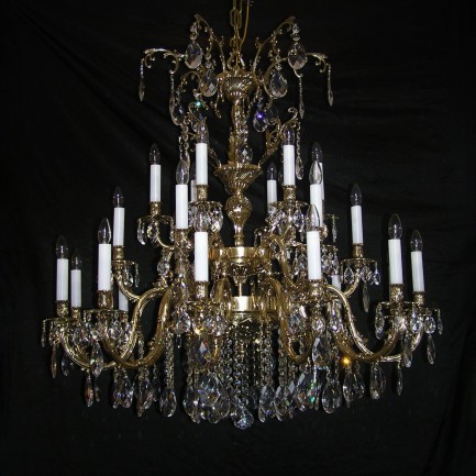 Large massive chandelier made of cast brass 30 bulbs