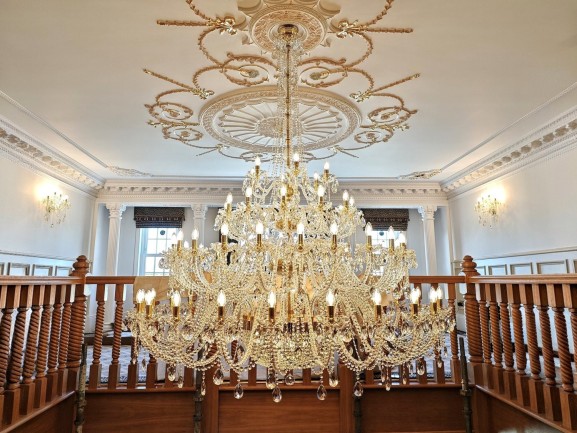 Chandelier G 20260425_154919 - 81 bulbs, dia 300 x 280 cm, shiny golden brass