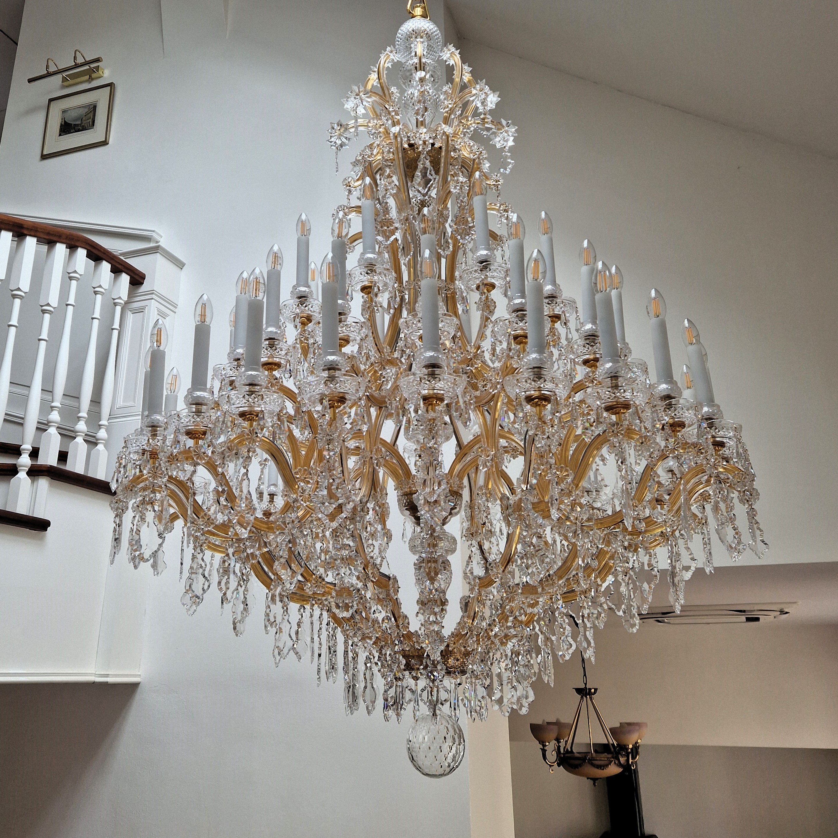 48-flame Teresian chandelier with long candles and diamond cutting