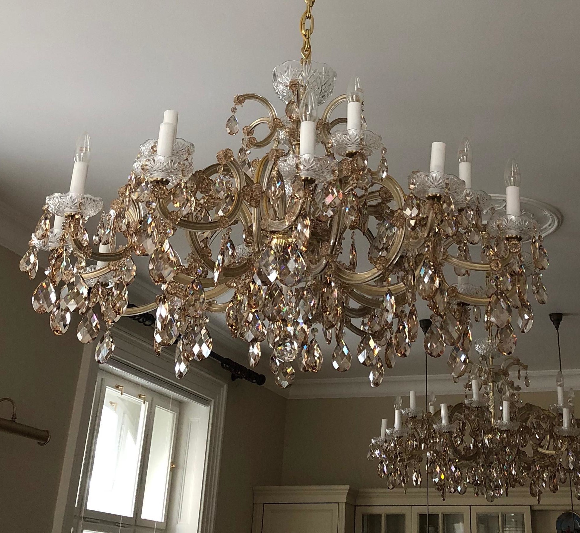18 flames Theresian Crystal chandelier with colored trimmings